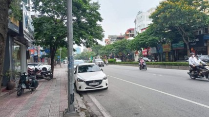 Giá nhà mặt phố tại Hà Nội, trong lúc thị trường bất động sản chững lại thì giá rao bán vẫn tăng