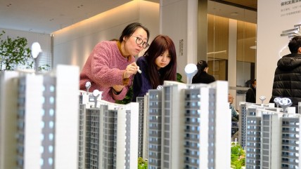 Người mua nhà Trung Quốc chờ giá giảm thêm