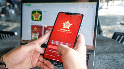 Công an cảnh báo lừa đảo khi người lạ yêu cầu mang sổ đỏ đi tích hợp VNeID