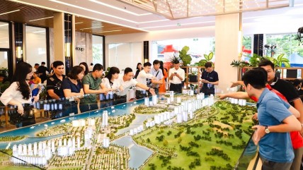 Xuất hiện tâm lý sợ lỡ mất cơ hội, nhiều người tranh thủ rút tiền mua nhà cận Tết