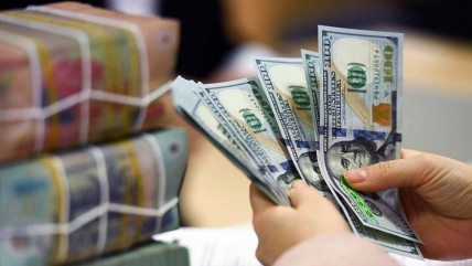 VND mất giá gần 4% từ đầu năm, nhu cầu USD tăng do tâm lý găm giữ