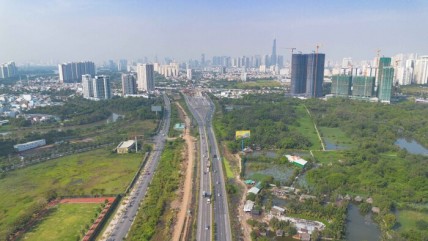 Thị trường bất động sản Việt Nam đang chứng kiến sự phân hóa ngày càng rõ nét không chỉ theo phân khúc mà còn theo vùng miền. Trong khi khu vực phía Bắc duy trì sức nóng với tốc độ giao dịch nhanh và mặt bằng giá cao, thị trường phía Nam lại vận động thận