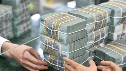 Lãi tiết kiệm bình quân tiến sát mốc 8%, tiền gửi cư dân lần đầu vượt 11 triệu tỷ đồng
