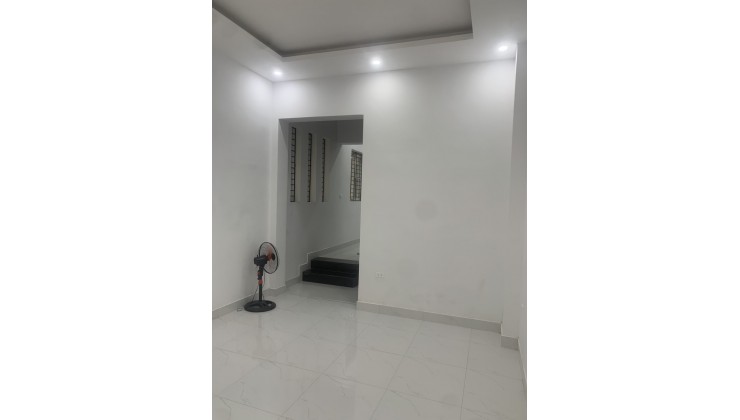 Cần bán gấp căn nhà phố Ngọc Lâm, lô góc, 40 m2, MT 4 m, giá 3,95 tỷ.