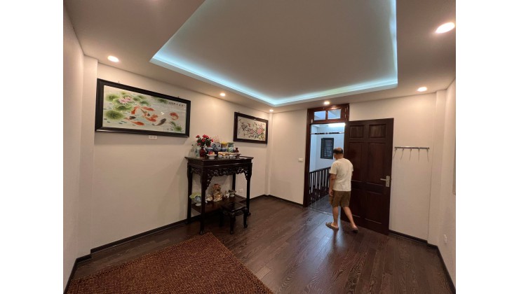 Cần bán gấp căn nhà phố Nguyễn Văn Cừ, ô tô, 50 m2, 4T, chỉ 5,5 tỷ.