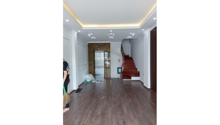 Siêu Phẩm Nhà Ngọc Thụy, Long Biên 40m2, 7T giá 7,35 tỷ (có thang máy, ô tô vào nhà)