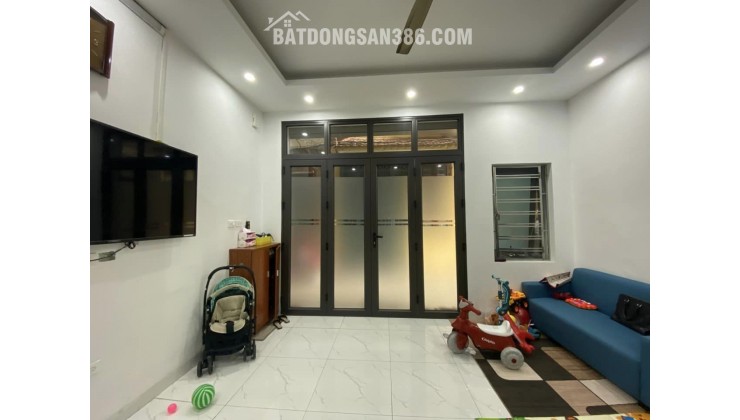 Bán nhà phân lô, lô góc ngõ 1194 Láng, 40m2x4Tầng, full Nội thất, giá 5,3 tỷ 0969693855.