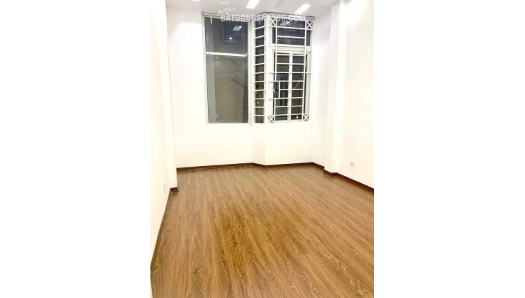 Bán nhà riêng đường Cầu Giấy 40m2 4 tầng ngõ rộng ,nông sát phố