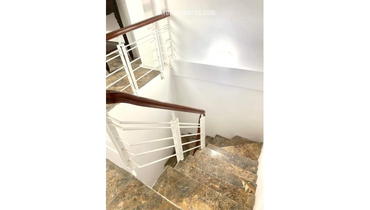 Bán nhà riêng đường Cầu Giấy 40m2 4 tầng ngõ rộng ,nông sát phố