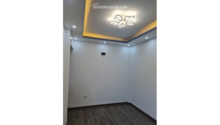 Bán nhà ngõ phố Ngọc Lâm, cách vài chục m ra phố, 20m2, nhỉnh 2 tỷ