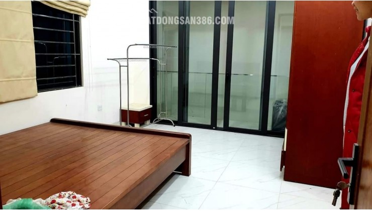 Cần bán nhà Ngõ 349 Minh Khai, 2 thoáng, ở ngay,tặng nội thất,60m, giá hơn 5 tỷ.