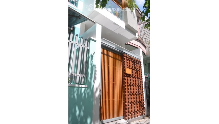 Bán nhà Nguyễn Khang, DT 30m2x4T, giá 9.5 tỷ, nhà đẹp ở ngay