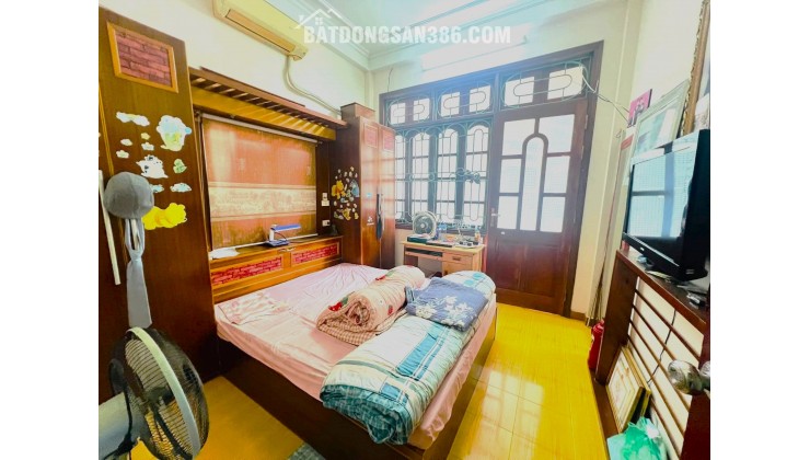 ĐẤT VÀNG CẦU GIẤY 9.8T - Ô TÔ ĐỖ CỬA - 3 MẶT THOÁNG – TẦM GIÁ HỢP LÍ