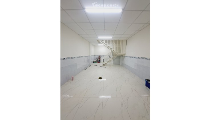 Bán nhà Bình Tân, vị trí đẹp, 32m2(4x8), sẵn SHR, chỉ 3.4 tỷ vào ở ngay. Lh:0977888750