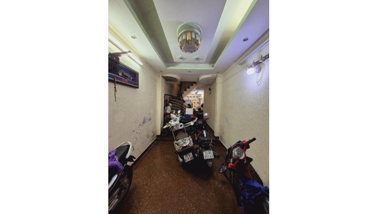 Cần bán nhà phố trương Định- Vị trí đẹp, cách mặt phố 30m, trước nhà SH quay thoải mái, sau quy hoạch mặt phố giá trị nhà càng tăng, càng gần ô tô.,