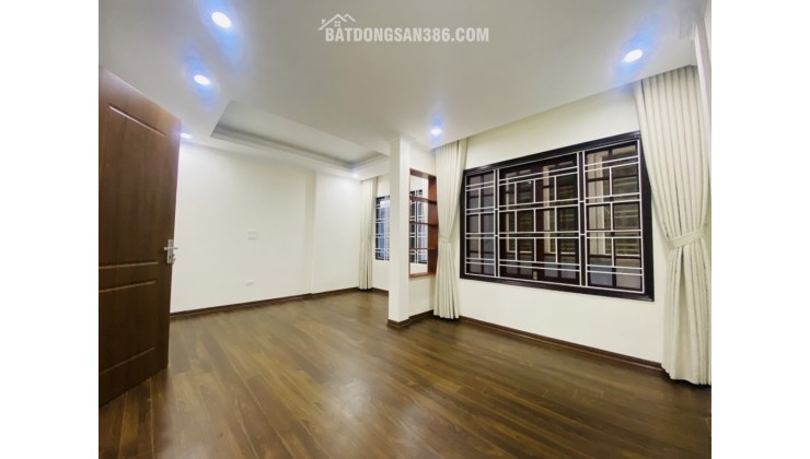 NHÀ ĐÊ LA THÀNH MẶT TIỀN ĐẸP 5,6M - Ô TÔ ĐỖ CỬA - SỔ VUÔNG - NGÕ THÔNG - GIÁ 7,X TỶ