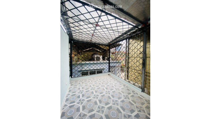NHÀ ĐÊ LA THÀNH MẶT TIỀN ĐẸP 5,6M - Ô TÔ ĐỖ CỬA - SỔ VUÔNG - NGÕ THÔNG - GIÁ 7,X TỶ