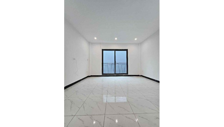 Nhà đẹp, hiếm, ngõ nông, vài bước ra mặt đường ô tô đỗ