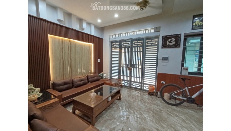 Bán nhà phố Hoàng Đạo Thành, phân lô ôtô đỗ cửa, 34m² 6tầng thang máy, sổ đỏ hoa hậu
