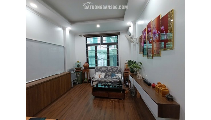 Bán nhà phố Hoàng Đạo Thành, phân lô ôtô đỗ cửa, 34m² 6tầng thang máy, sổ đỏ hoa hậu