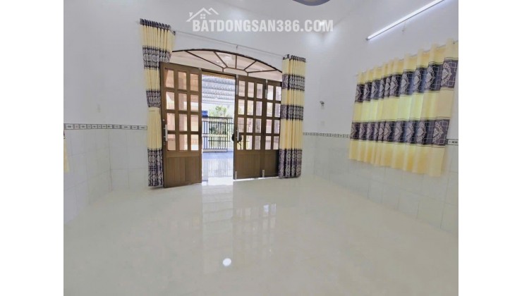 Bán nhà xã Tân Thông Hội, khu trung tâm Củ Chi, mặt tiền đường nhựa 6m, sát bên chợ Việt Kiều giá chỉ 890 triệu