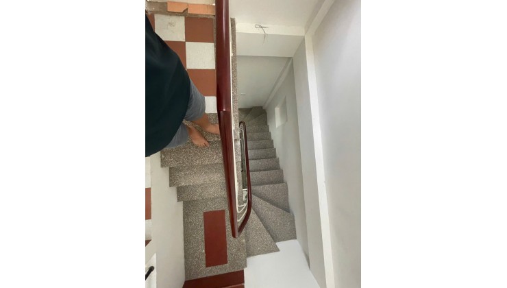 NHÀ TRUNG TÂM CẦU GIẤY- 5 PHÒNG NGỦ – CHỈ 9.X TỶ – Ở LUÔN