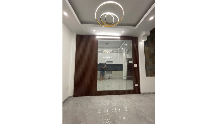 NHÀ TRUNG TÂM CẦU GIẤY- 5 PHÒNG NGỦ – CHỈ 9.X TỶ – Ở LUÔN