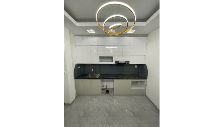 NHÀ TRUNG TÂM CẦU GIẤY- 5 PHÒNG NGỦ – CHỈ 9.X TỶ – Ở LUÔN