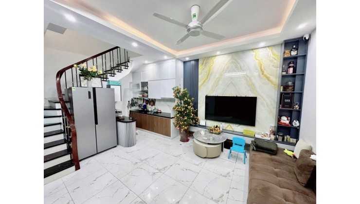 Nhà Lạc Long Quân! Diện tích 32m, 5 tầng, mặt tiền 5m!