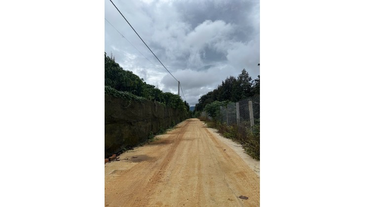 Bán gần 1 sào đất ngộp view đẹp giáp suối tại thôn 4 Tân Lạc