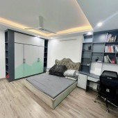 Nhà Lạc Long Quân! Diện tích 32m, 5 tầng, mặt tiền 5m!
