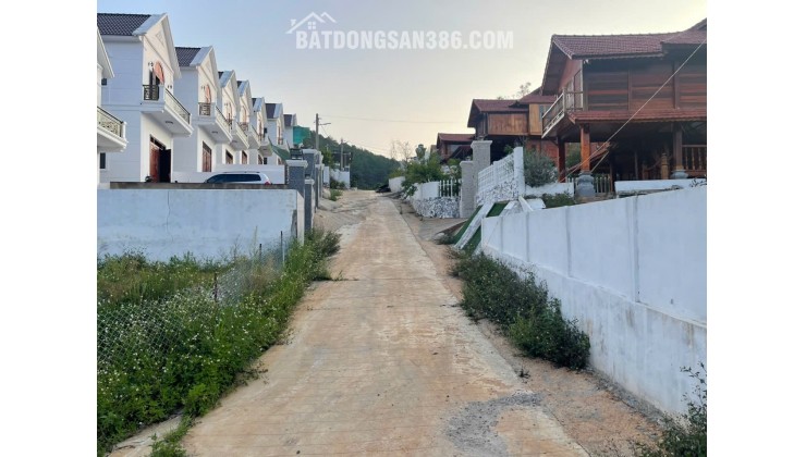 BÁN HOẶC CHO THUÊ BIỆT THỰ 420m2 - 3PN - SÁT DALAT, VIEW RỪNG THÔNG. LH:0909206662.