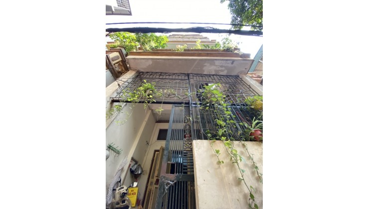 NHÀ TRUNG TÂM CẦU GIẤY GẦN PHỐ - VỊ TRÍ ĐẸP 50M RA PHỐ - NGÕ BA GÁC _ 5 TẦNG 6 NGỦ– 47M2 – 12 TỶ