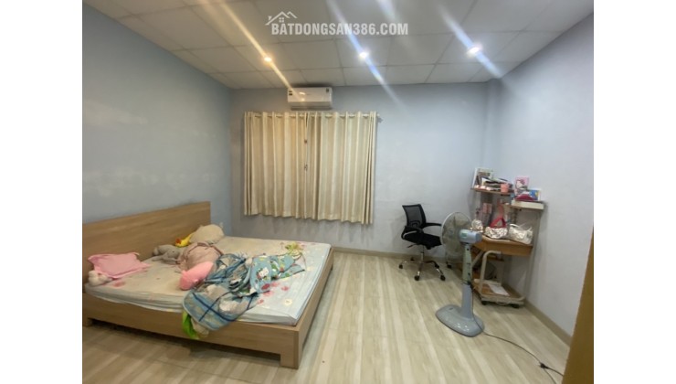  Nhà ngay cạnh SVĐ Manchester Hiệp Bình Phước. Khu vực xung quanh nhà toàn Biệt Thự.