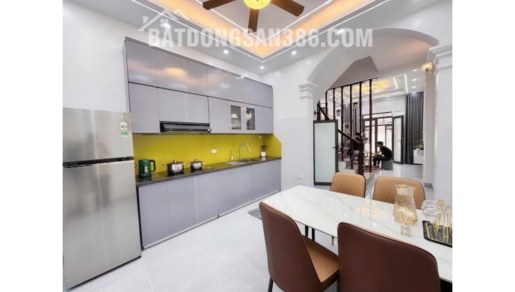Bán nhà ngõ Nguyễn Thái Học, Đống Đa: 32m2 x 4 tầng, 4 ngủ, SĐCC, 5.6 tỷ