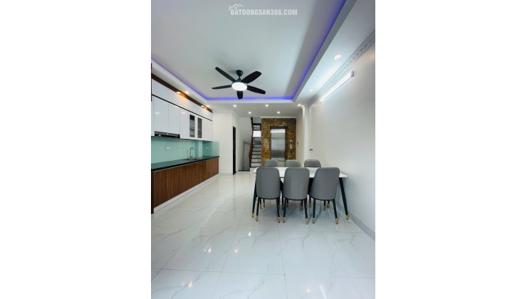 Bán nhà Phạm Văn Đồng 40m 6 tầng thang máy ngõ thông gần ô tô