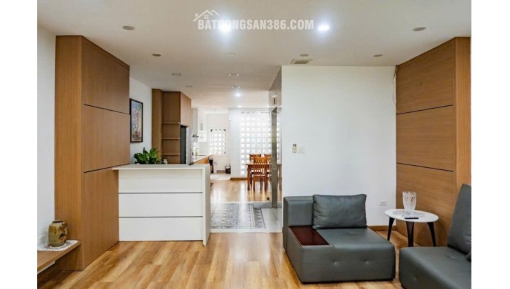 Bán tòa nhà mặt phố Cát Linh, Đống Đa DT 60m2, 5 tầng, thoáng 2 mặt, kinh doanh tốt, vị trí tuyệt đẹp, 30 tỷ