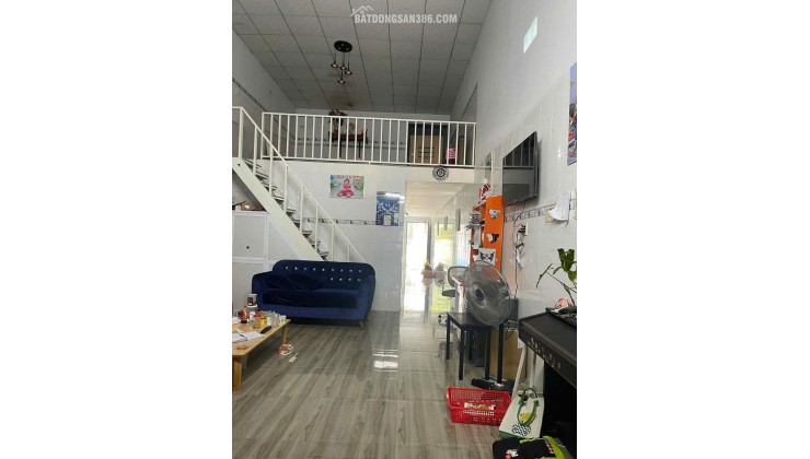 Chủ cần ra 1 lô kèm nhà cấp 4 , xây full, 3p ngủ, 1p thờ,1p quán , 3wc,gác đổ kiên cố, vào ở liền.