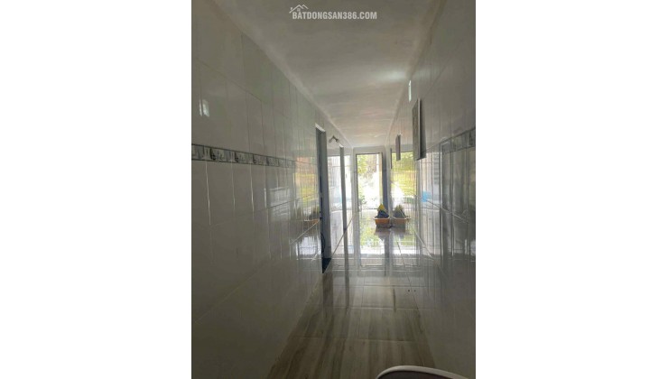 Chủ cần ra 1 lô kèm nhà cấp 4 , xây full, 3p ngủ, 1p thờ,1p quán , 3wc,gác đổ kiên cố, vào ở liền.
