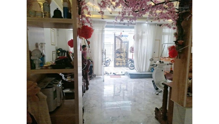 Chính chủ bán nhà 3 tầng kiên cố, rộng rãi – vị trí đẹp đường Huỳnh Tấn Phát, Quận 7