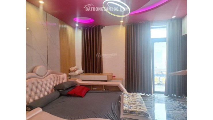 Chính chủ bán nhà 3 tầng kiên cố, rộng rãi – vị trí đẹp đường Huỳnh Tấn Phát, Quận 7