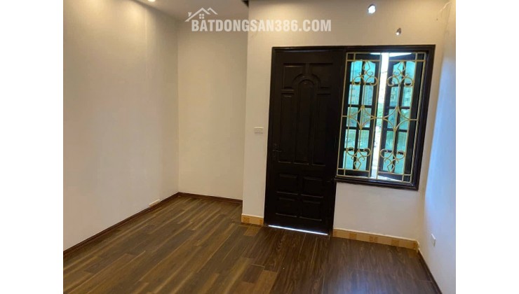 Nguyễn Chánh! Phân lô ô tô tránh vỉa hè rộng, kinh doanh ngày đêm sầm uất, 2 thoáng, vài bước ra mặt phố.