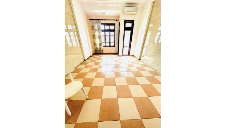 Đầu tư! Phân lô Hoàng Quốc Việt, ngõ thông bàn cờ, ô tô tránh vỉa hè 2 bên, full tiện ích, kinh doanh sầm uất.