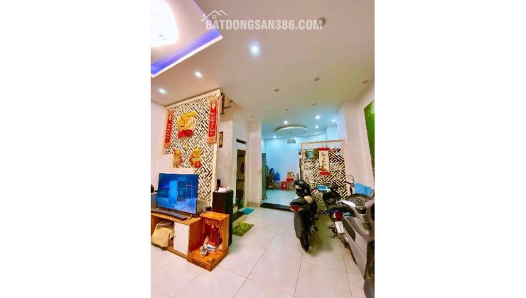 NHÀ HẺM XE TẢI TRƯỜNG THỌ THỦ ĐỨC 54M² - GIÁ 8 TỶ 4
nhà 4 tầng , 4 pn , 5 nhà vệ sinh