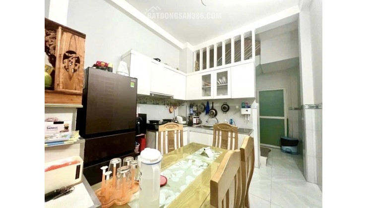Nhà 3 tầng căn góc 2 mặt hèm đường 11 Trường Thọ, cạnh chợ Thủ Đức