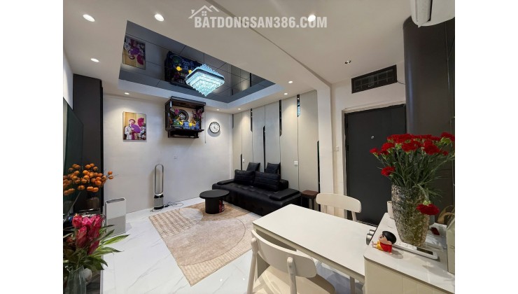 Tập thể Chùa Láng, 68m2, gần ĐH Ngoại thương, Nội thất cực đẹp, 4.68 tỷ