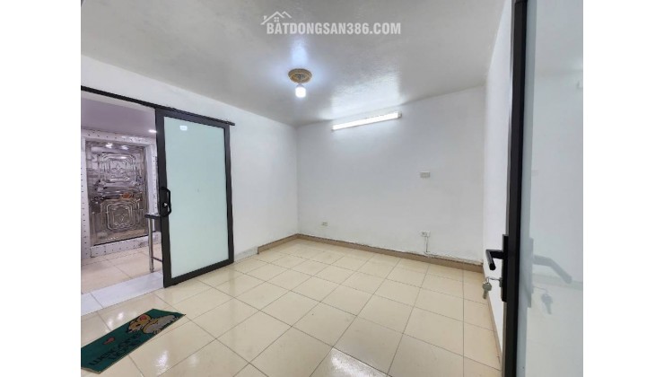 Bán tập thể Quỳnh Mai tầng 1 kinh doanh, oto dừng đỗ thoải mái, 80m vuông chỉ  nhỉnh 4 tỷ