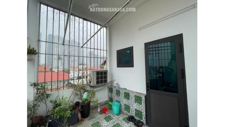 Bán nhà Thuỵ Phương 42m2, dân xây 5 tầng, có sân riêng để xe