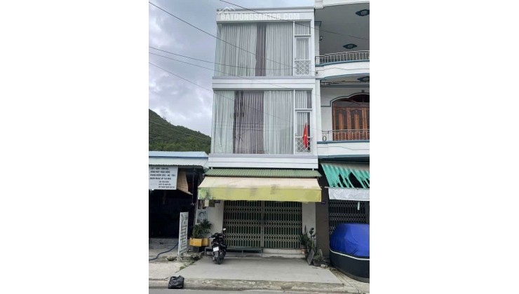 Bán nhà mặt tiền đường Tôn Đức Thắng - Hòn Rớ - Nha Trang 
 Diện tích : 74,4m2 Giá : 6ty4 lh e Trinh