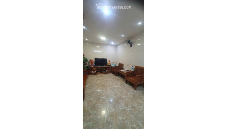 Hiếm! Bán nhà Lạc Long Quân – 90m², 3 tầng, gần Hồ Tây, sổ đỏ chính chủ, giá 13.9 tỷ